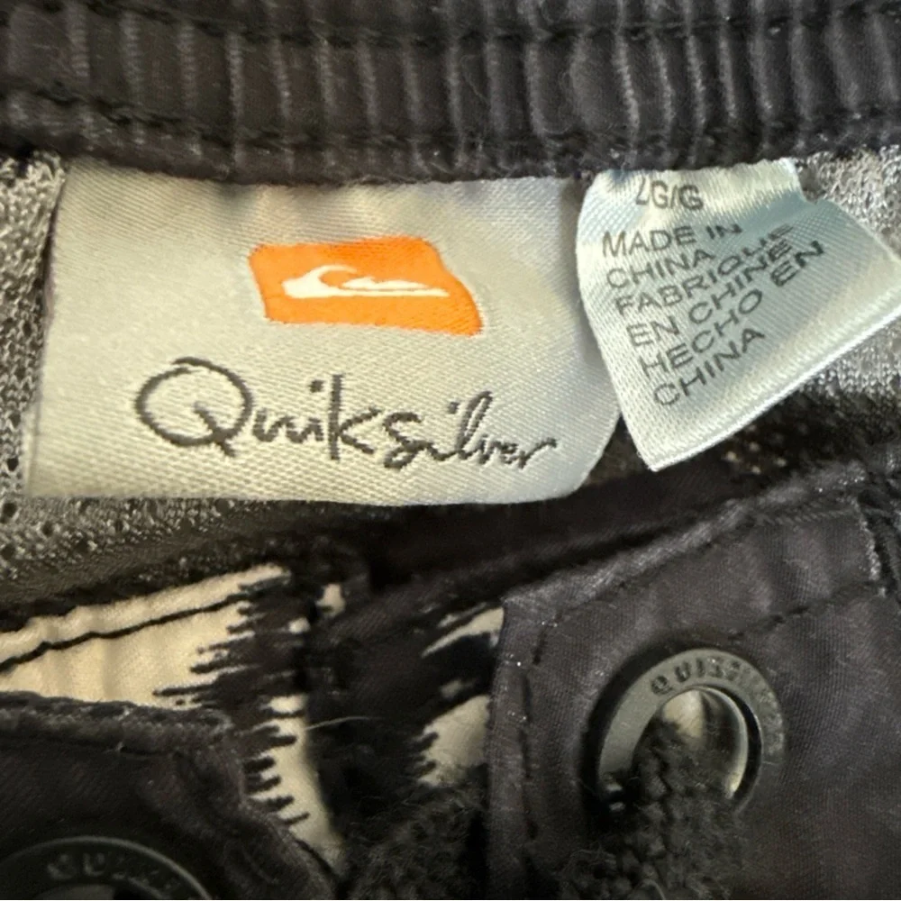 Quiksilver Men’s Size Large swim trunks TIKI board shorts BLACK elastic